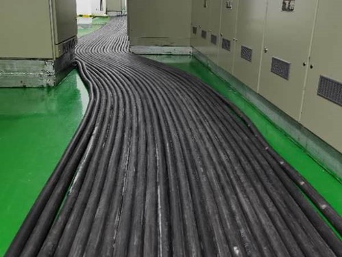 麦积如何根据理论计算公式计算温度对特定电压测量结果的影响？